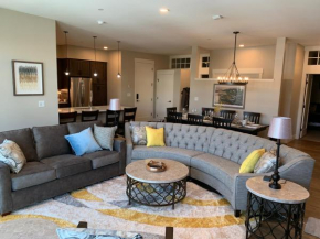 New Luxury Condo 406 I Huge Hot Tub I Great Views I Best Price I FREE Adventures Daily